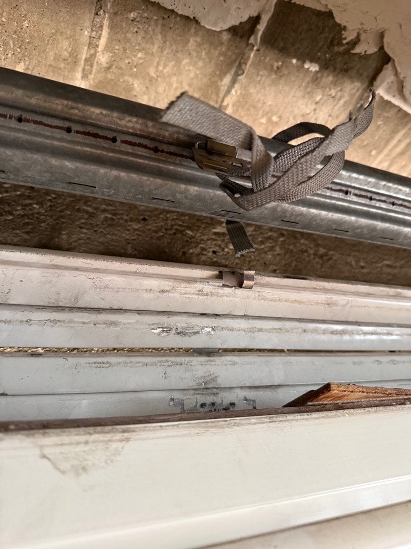 Une des 7 pannes courantes : Attache de volet roulant cassée nécessitant le remplacement des attaches.